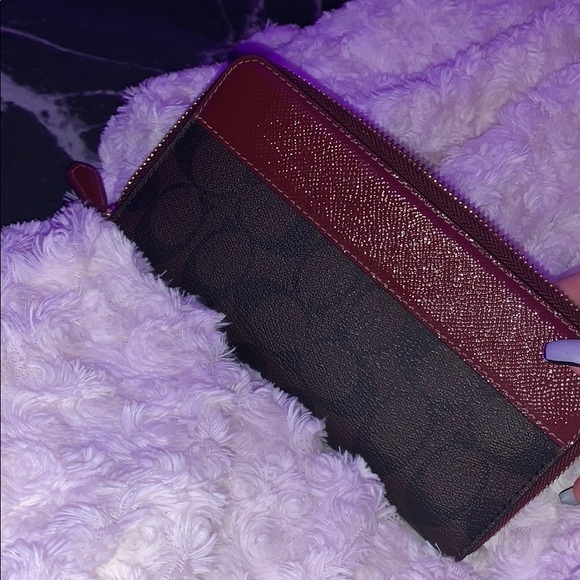 **100% AUTHENTIC** Red acordian zip Coach wallet - Picture 4 of 7